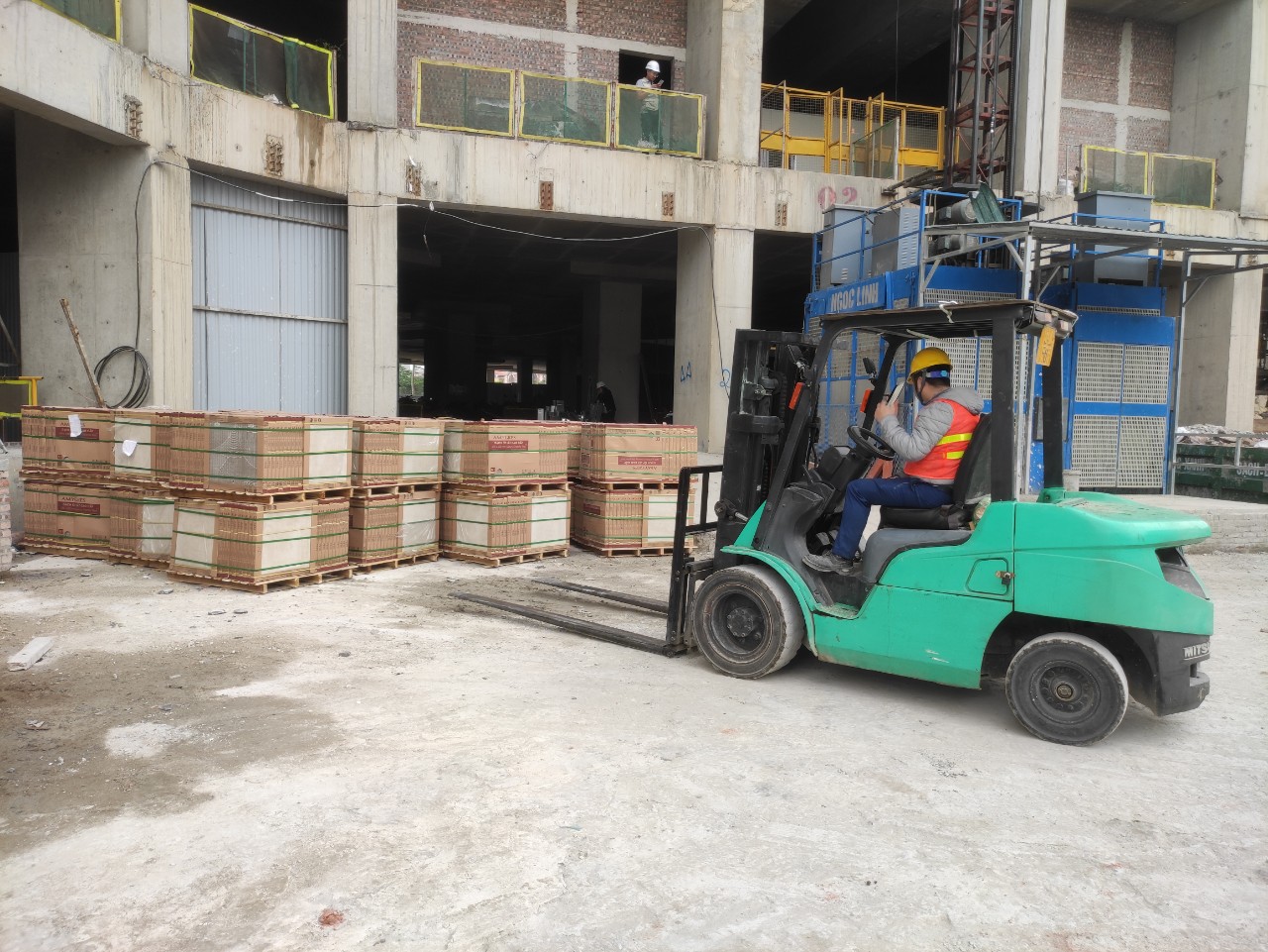 Rút gạch lát nền cho chung cư Cao cấp Hoàng Huy