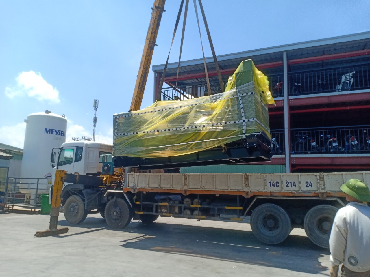 Dịch vụ cẩu, nâng hạ lắp đặt máy phát điện CTY Gấu Bông KCN Tân Niên Vĩnh Bảo