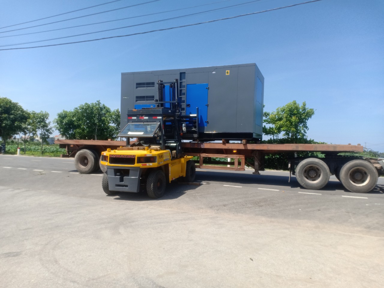 Nâng hạ lắp đặt máy phát điện tại công ty giày Đinh Đạt Huyện Kiến Thụy