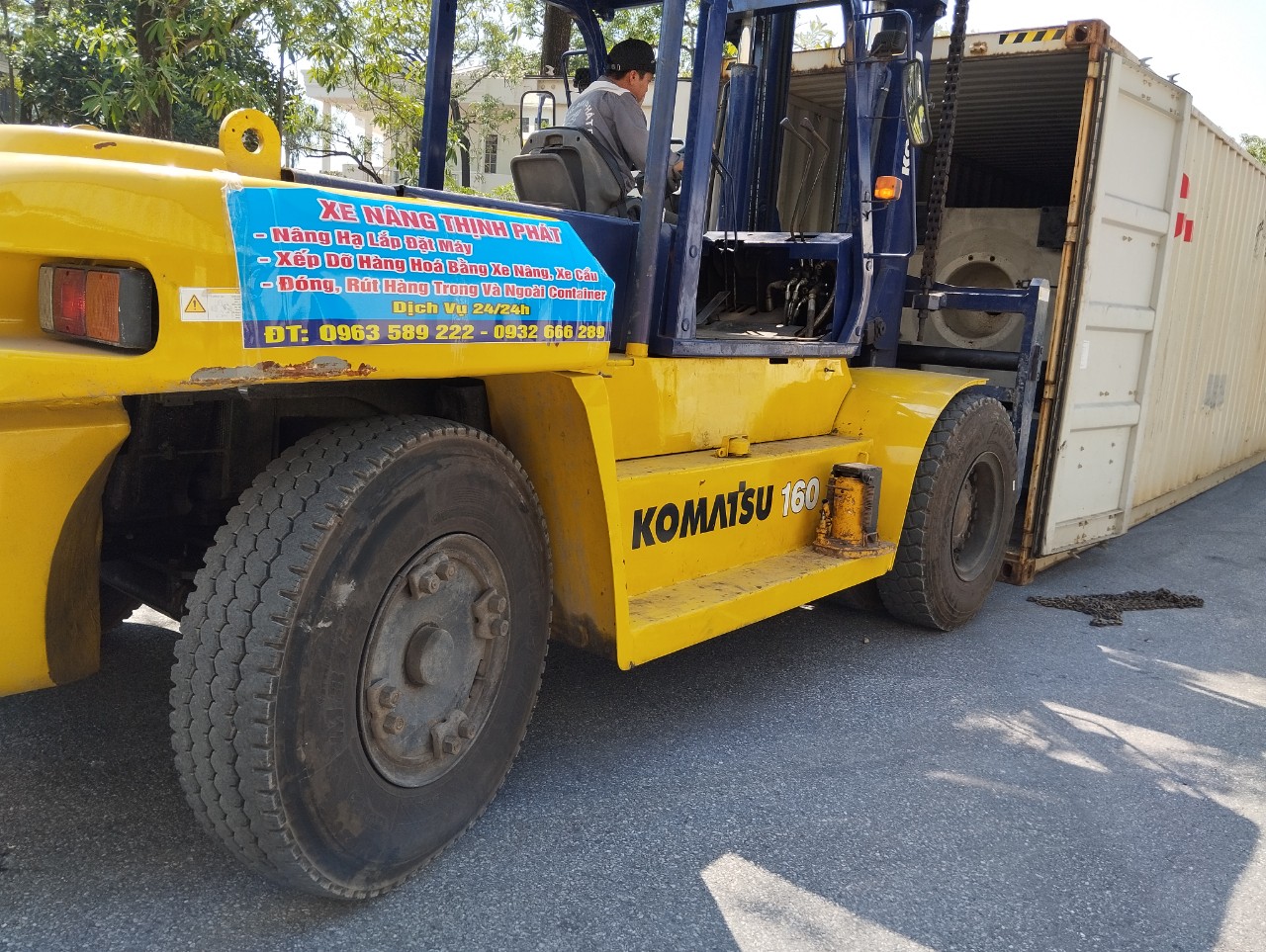Dịch vụ xe nâng, xe cẩu hạ, lắp đặt máy ép nhựa tại KCN Hải Thành, Dương Kinh Hải Phòng