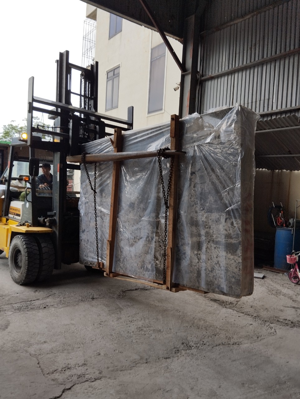 Dịch vụ nâng hạ rút hàng đá tự nhiên cho các xưởng tại Hải Phòng