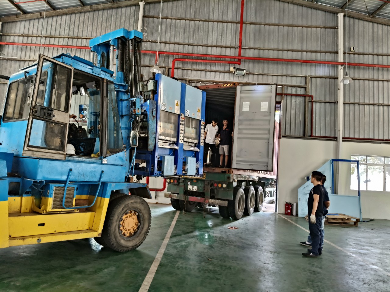 Dịch vụ nâng hạ rút máy ép đế giày tại KCN viship Thủy Nguyên Hải Phòng