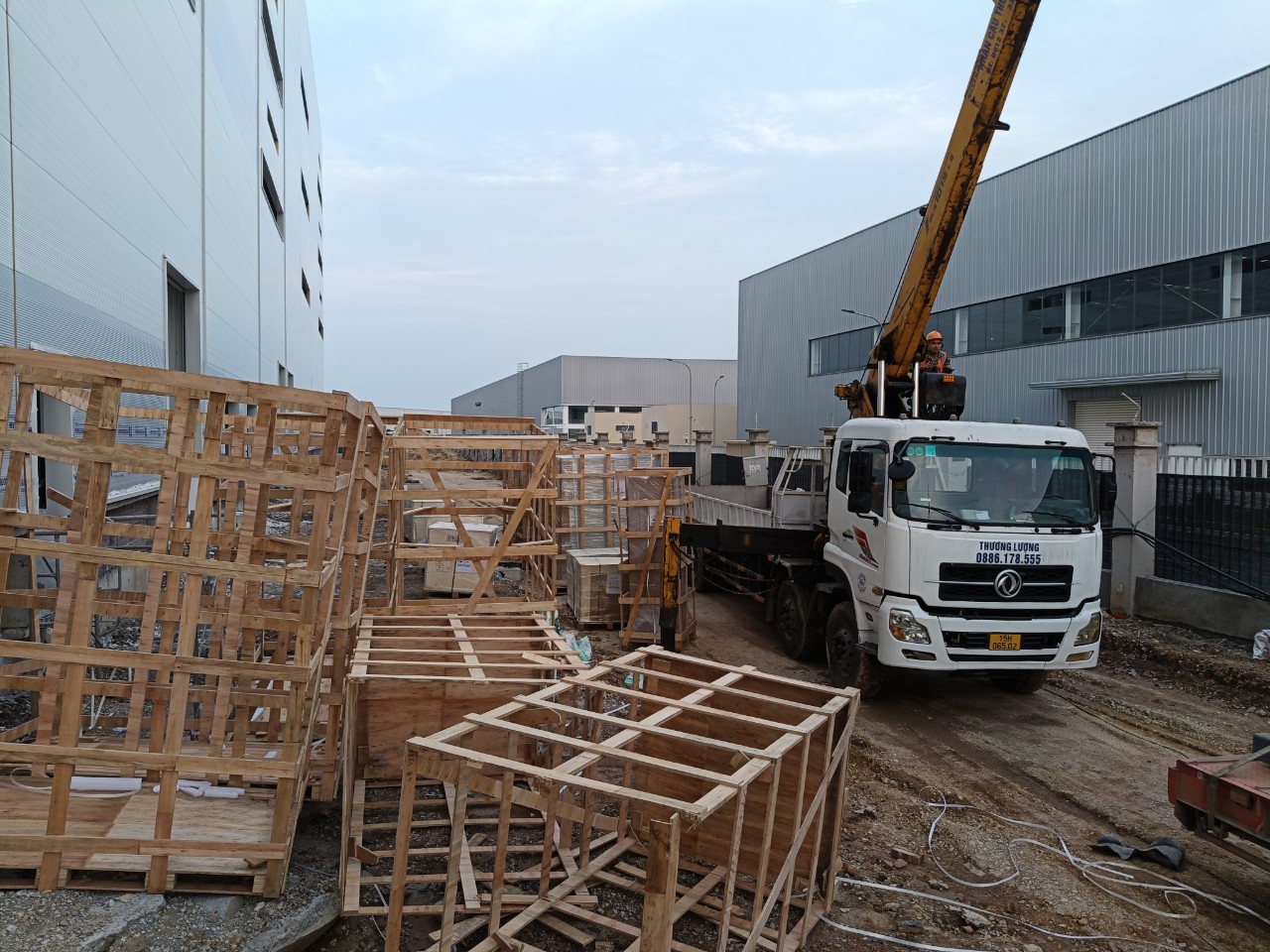 Dịch vụ cẩu hàng, nâng hạ tủ điện đưa vào vị trí trong nhà xưởng tại KCN Quảng Yên