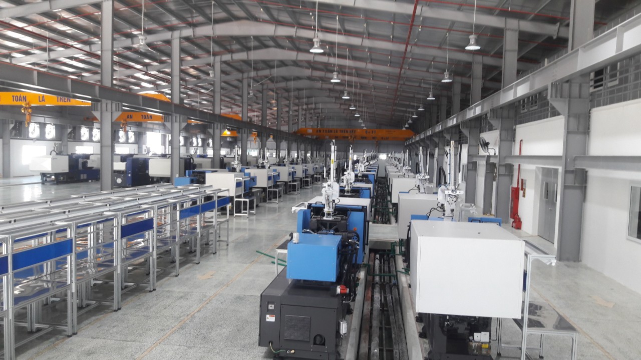 Nâng hạ lắp đặt máy ép nhựa nhà máy sản xuất đồ chơi tại Hải Dương