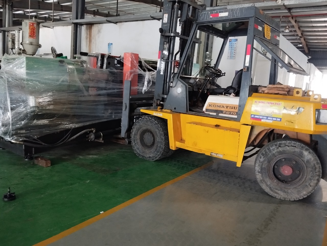 Dịch vụ xe nâng Thịnh Phát rút, lắp đặt máy ép nhựa tại KCN Tân Liên, Vĩnh Bảo Hải Phòng