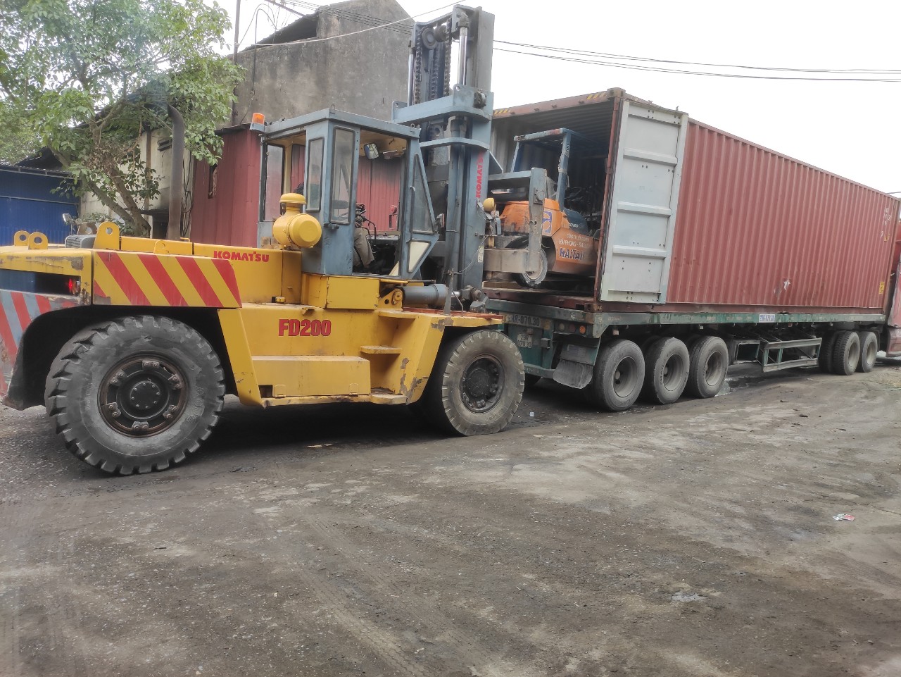 Dịch vụ cho thuê xe nâng đóng rút hàng container tại Hải Phòng