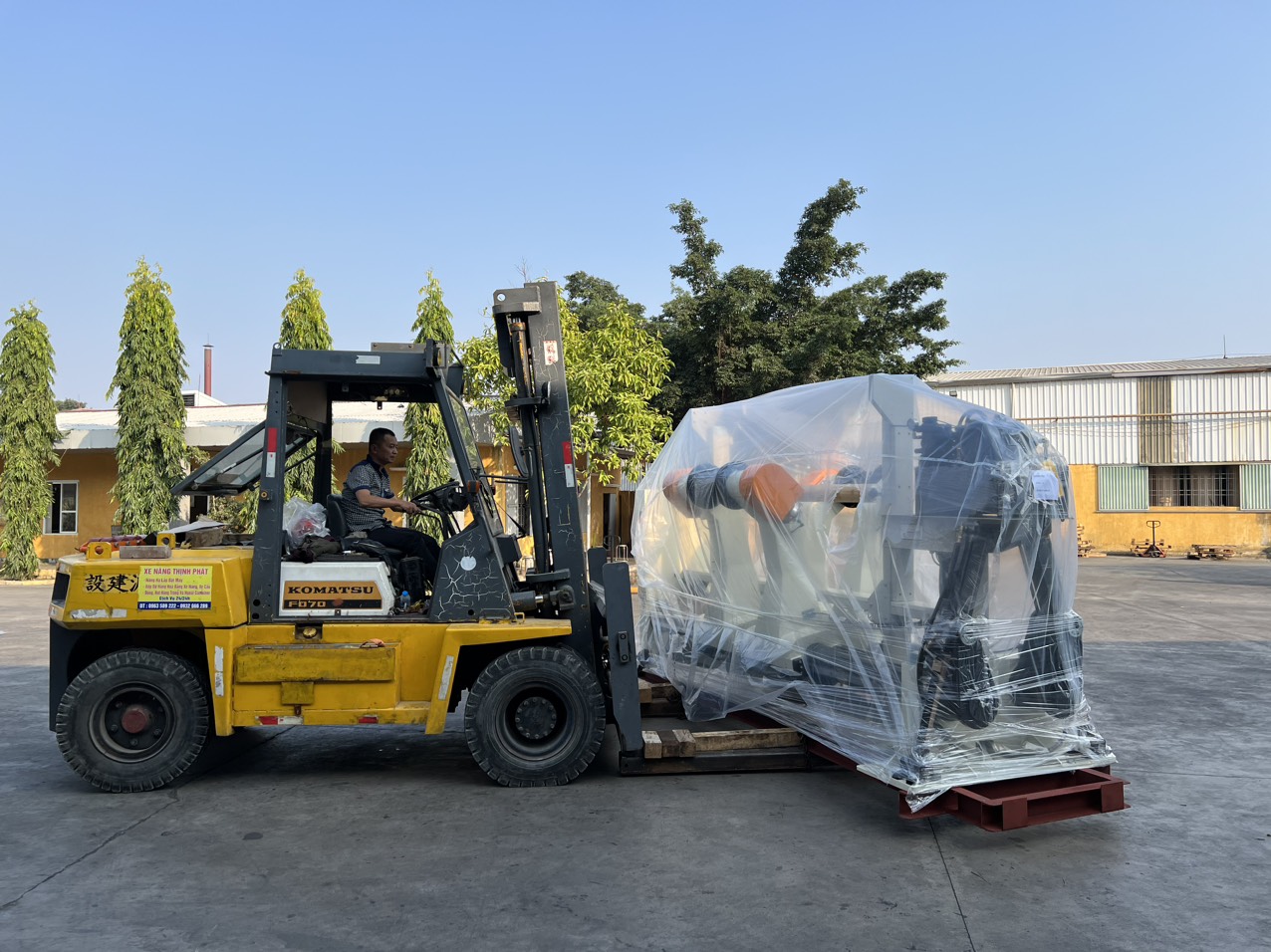 Thuê xe nâng phục vụ lắp đặt thiết bị tại Hải Phòng