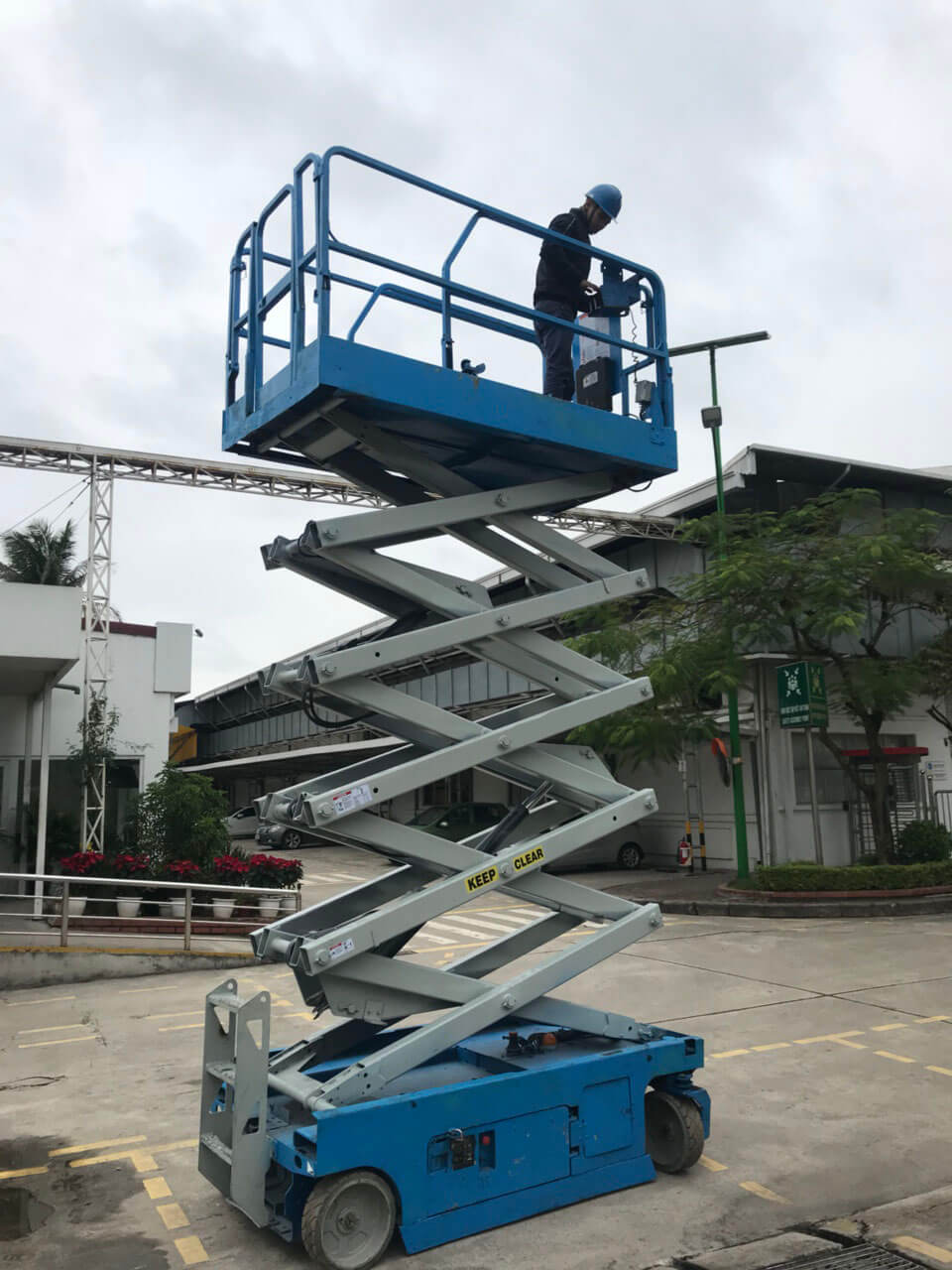 Thuê xe nâng người vệ sinh công nghiệp Hải Phòng